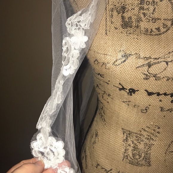 New Beautiful fingertip length veil lace edged